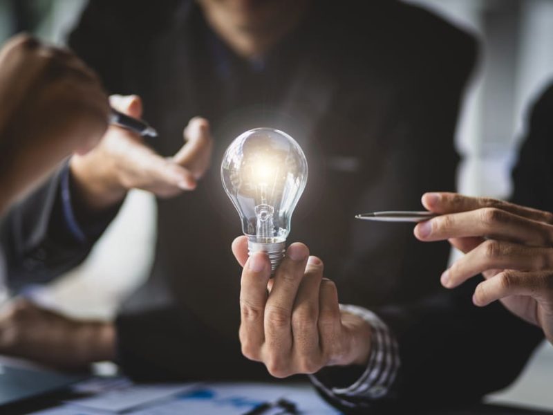 brainstorming-ideas-with-successful-colleagues-2025-06-30-00-37-29-utc consultoría